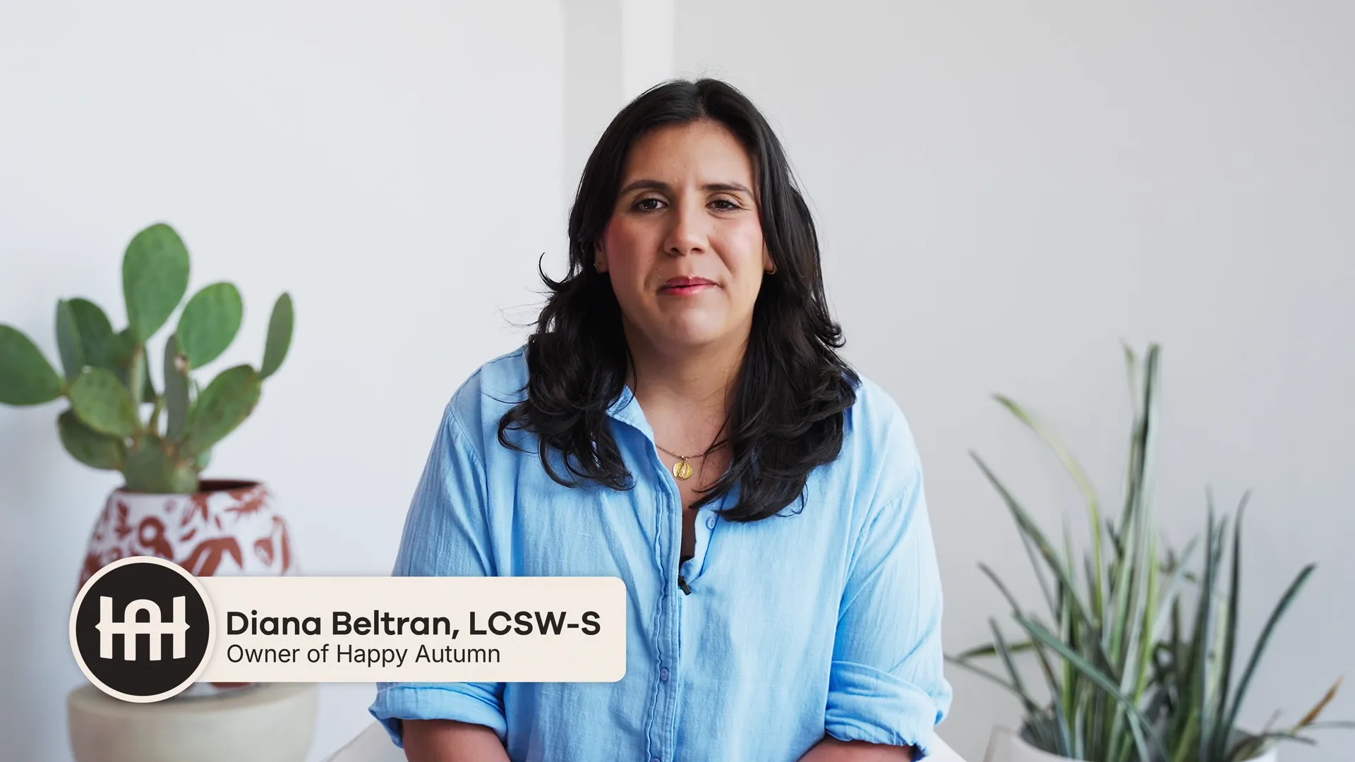 Diana Beltrán, fundadora de Happy Autumn, hablando frente a cámara